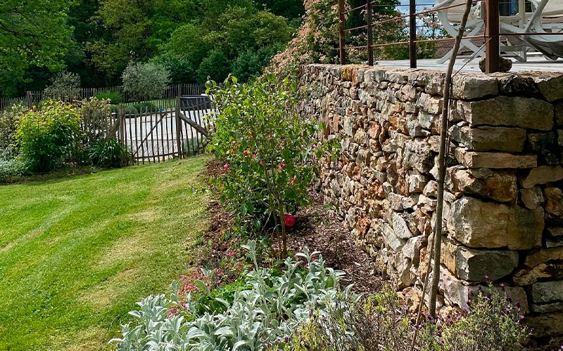 Entretien d’espaces verts autour de Gramat : nous prenons soin de votre pelouse et de vos plantes Entretien d’espaces verts autour de Gramat : nous prenons soin de votre pelouse et de vos plantes